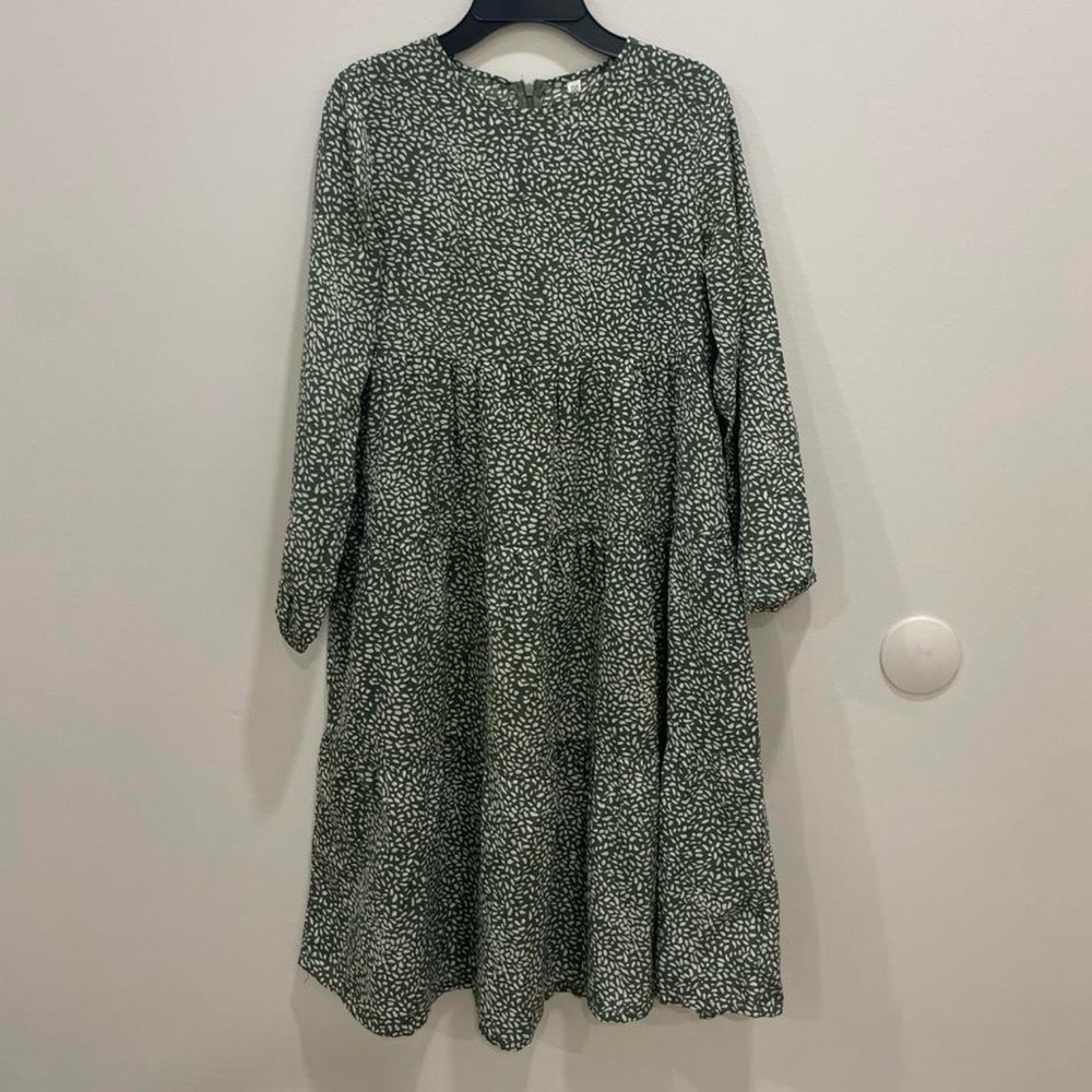 Floral Green and white midi dress with long sleeves